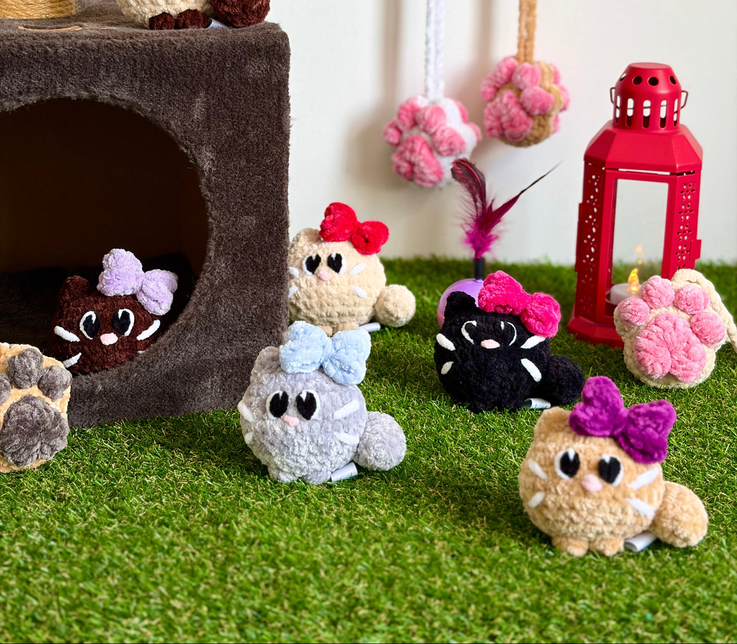 Peluche chat mignon Nuiba avec boule de flouf et nĆud, tĂȘte de chat en crochet pour enfant, douceur et dĂ©coration.