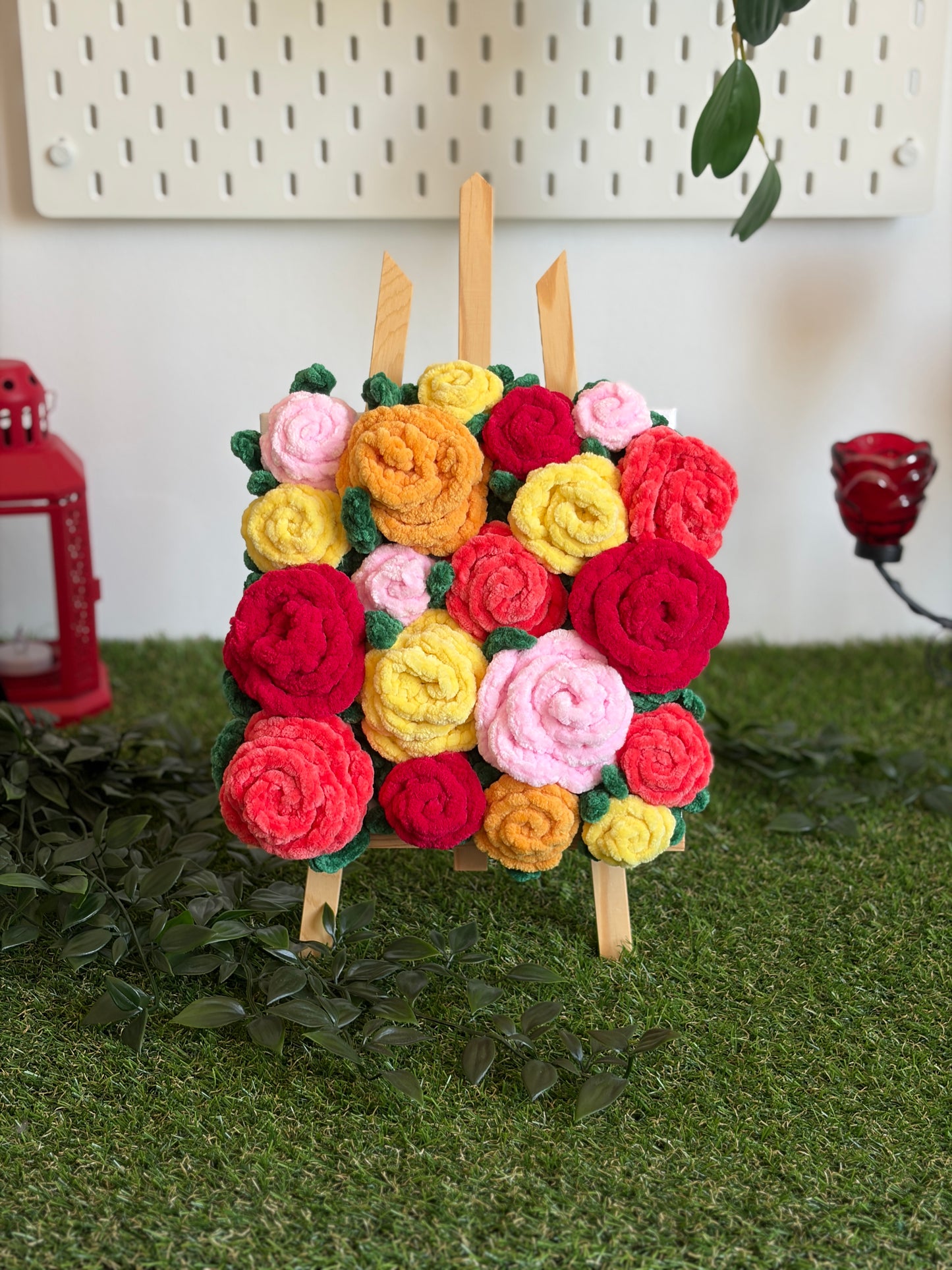 Tableau floral avec bouquet de roses colorées, peinture Nuiba représentant un arrangement élégant de fleurs dans un cadre.