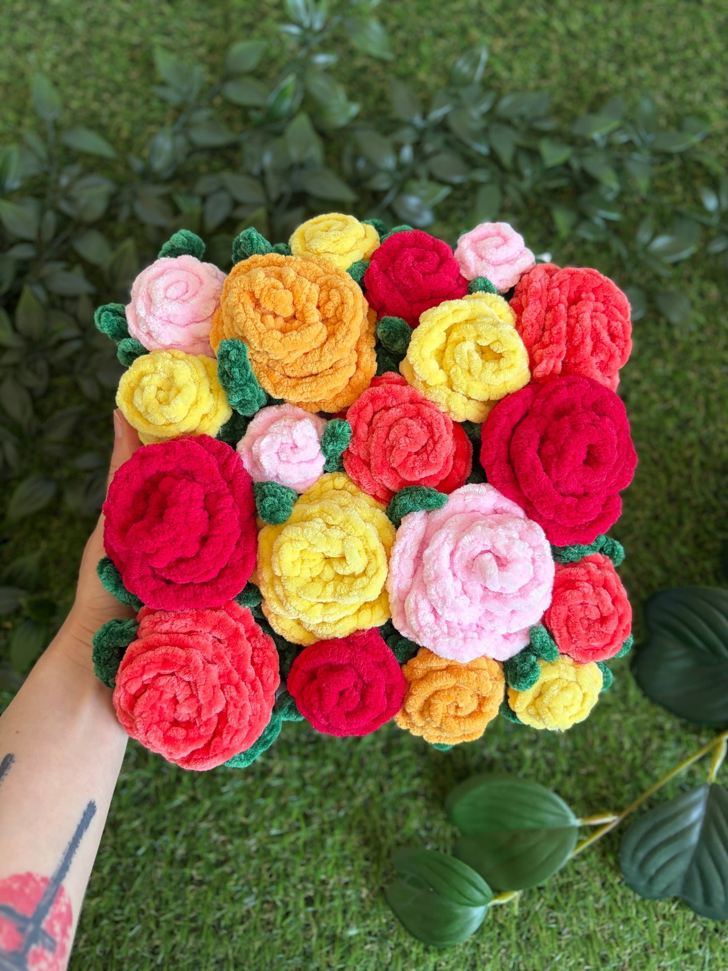 Tableau Nuiba représentant un bouquet de roses aux couleurs vives, encadré dans un style moderne et élégant.