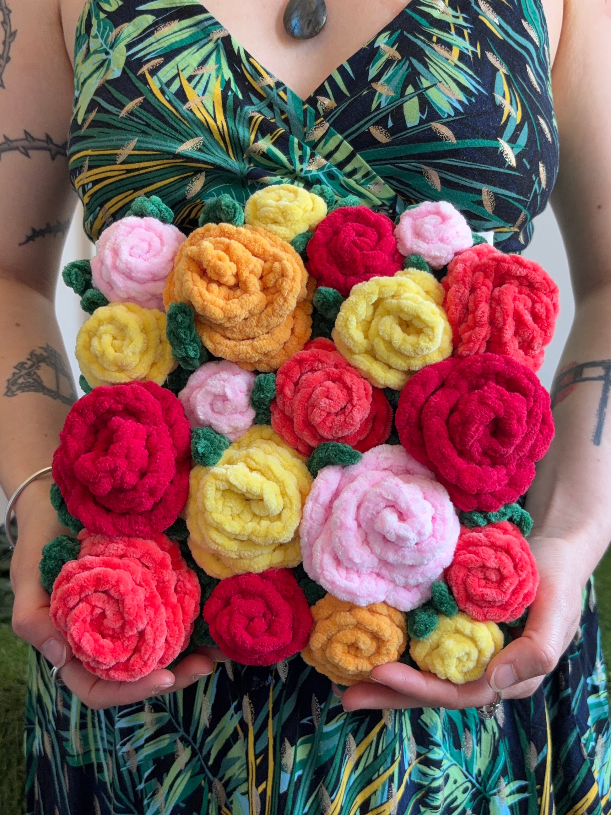 Tableau floral de roses colorées par Nuiba, affichage artistique de bouquet de fleurs pour décoration intérieure.