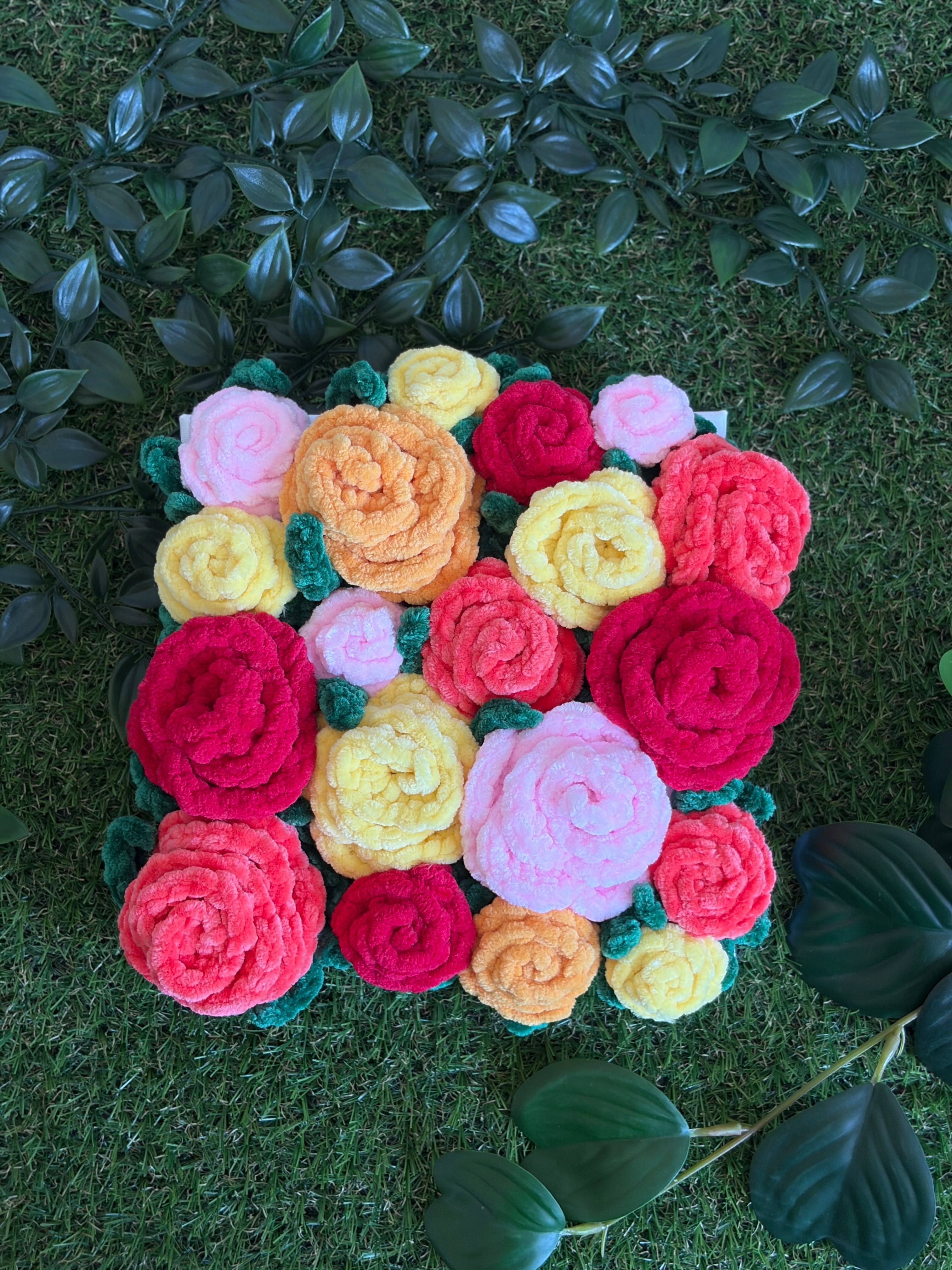 Tableau floral avec un bouquet de roses rouges et blanches dans un cadre élégant, créé par la marque Nuiba.