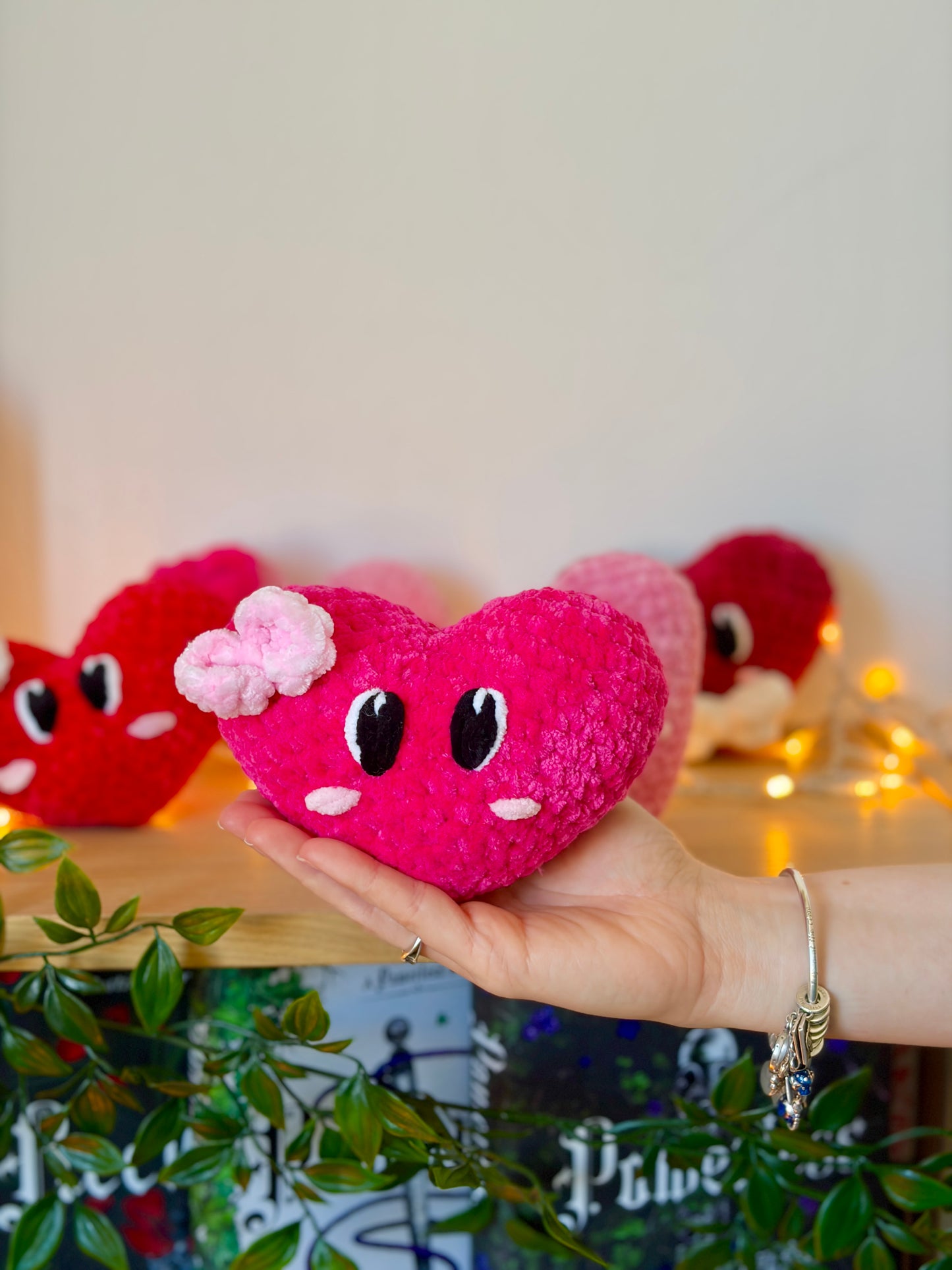 Coeur en nuiba avec petit nœud, décoration élégante en forme de cœur avec nœud, pour accessoires ou bijoux.