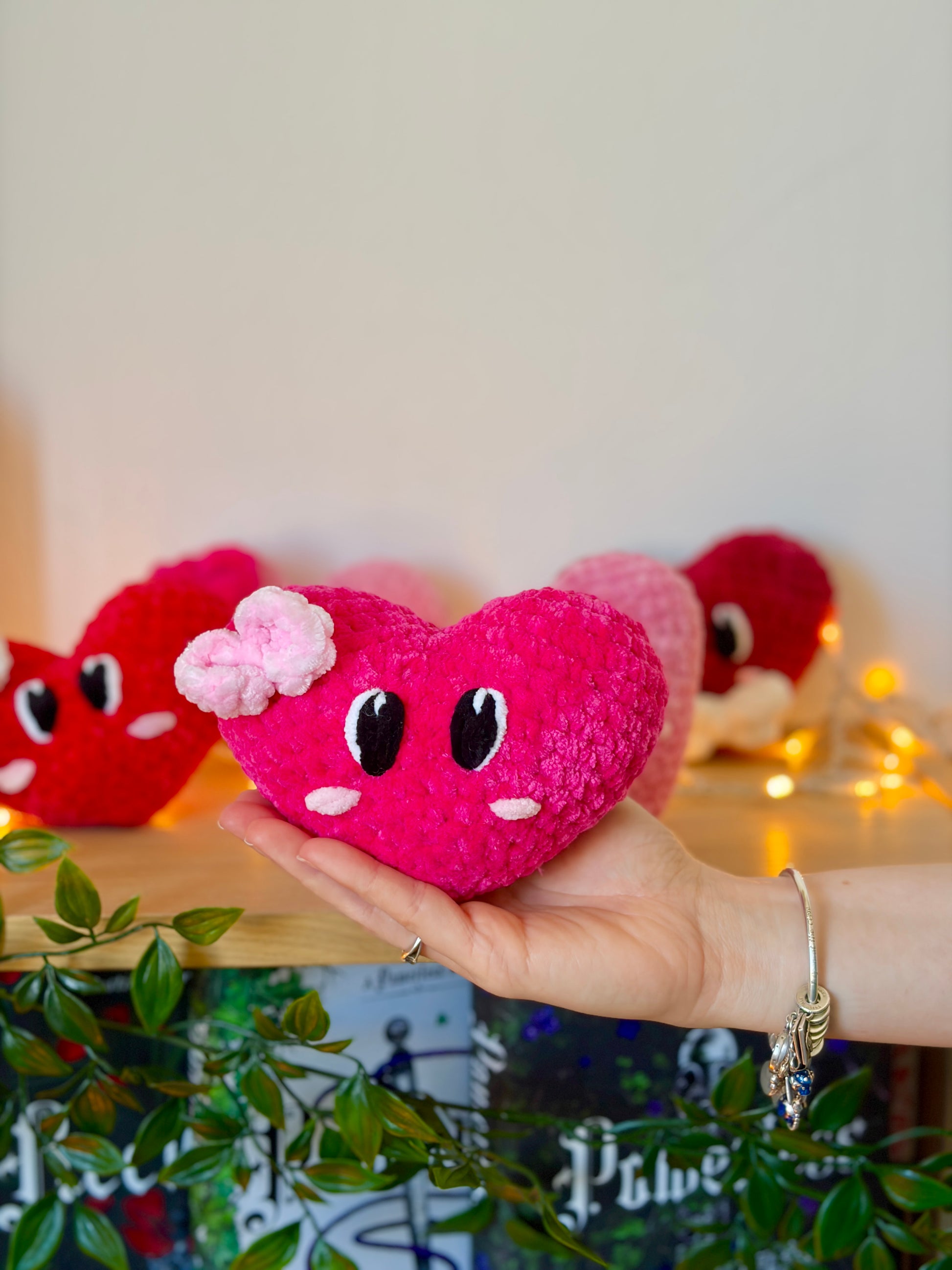 Coeur en nuiba avec petit nœud, décoration élégante en forme de cœur avec nœud, pour accessoires ou bijoux.