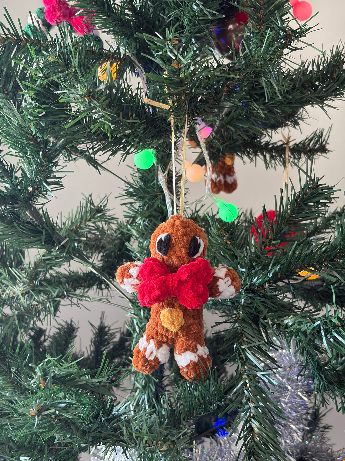 Patron crochet PDF Nuiba pour décoration de sapin de Noël, bonhomme de pain d'épices, modèle crocheté détaillé.