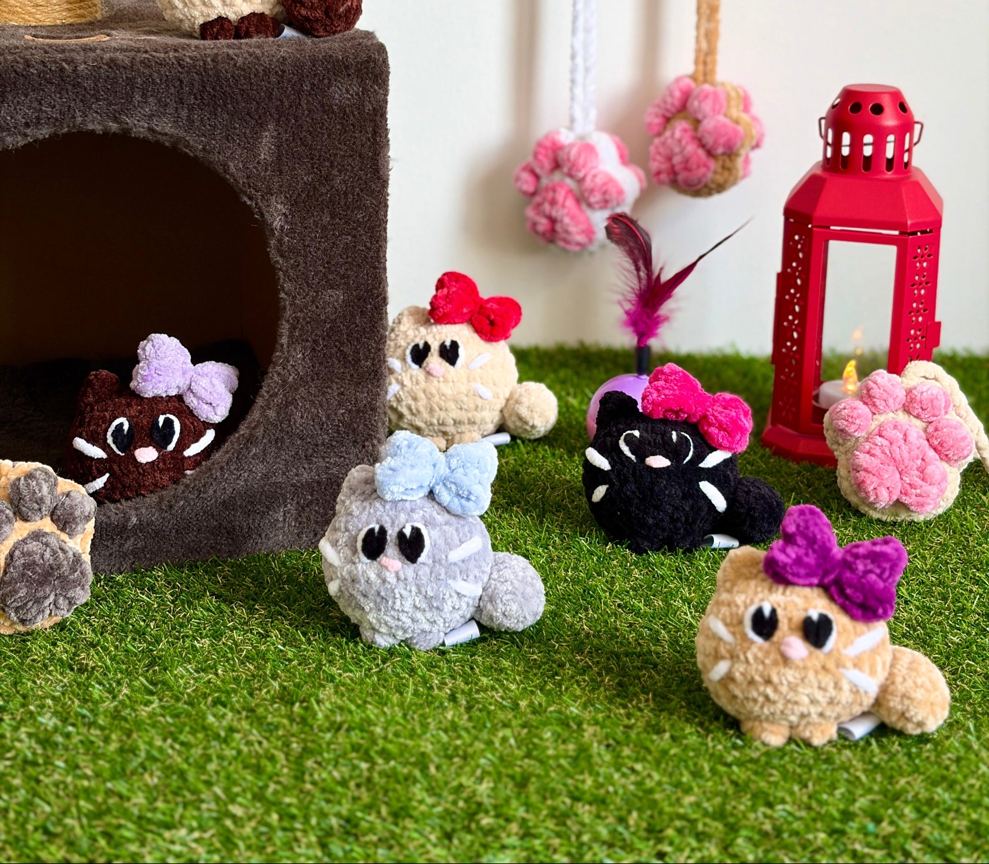 Peluche chat mignon Nuiba avec boule de flouf et nœud, tête de chat en crochet pour enfant, douceur et décoration.