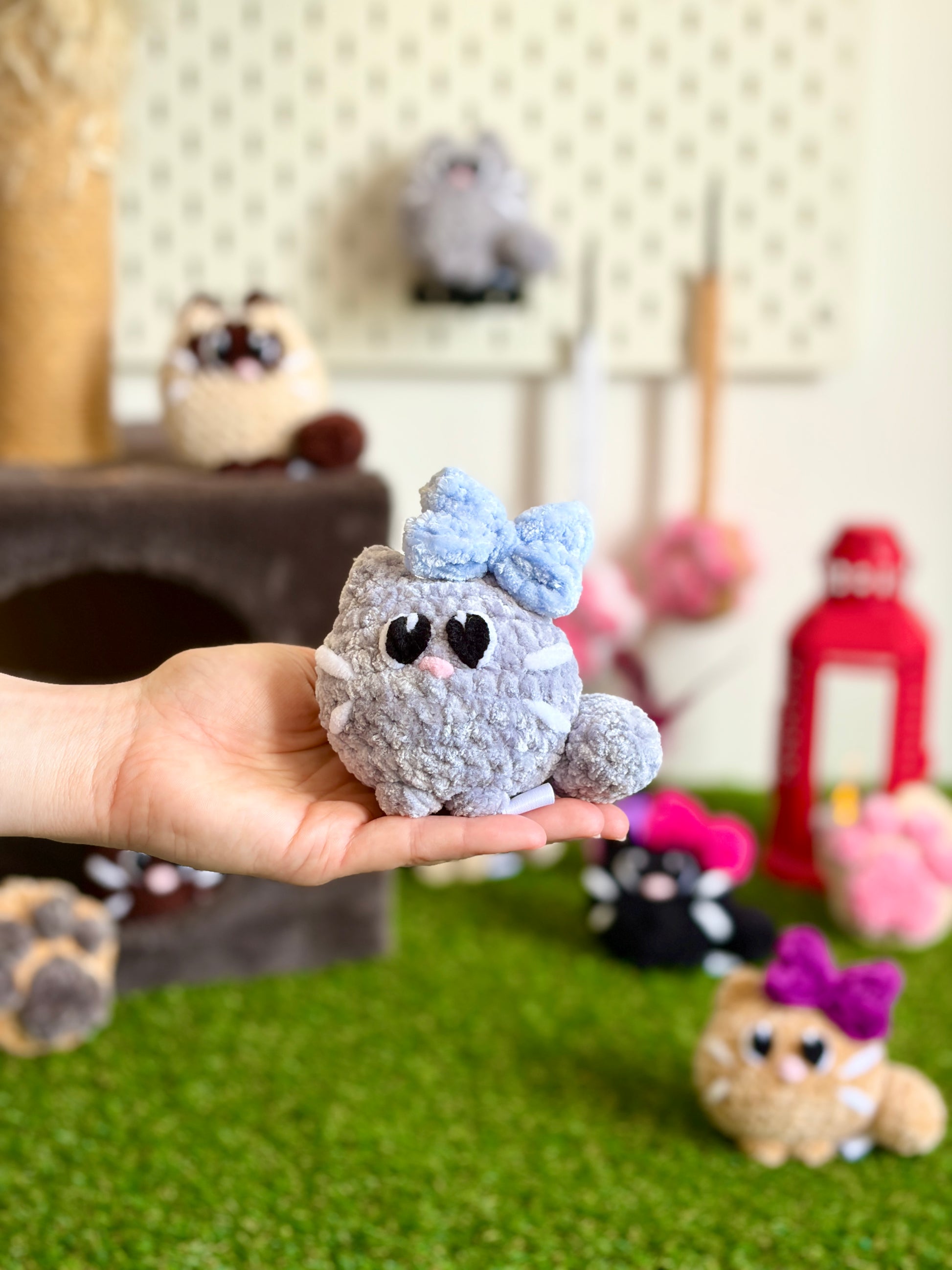 Peluche Boule de flouf Nuiba avec nœud, tête de chat mignonne en crochet, douce et adorable pour chat ou décoration.