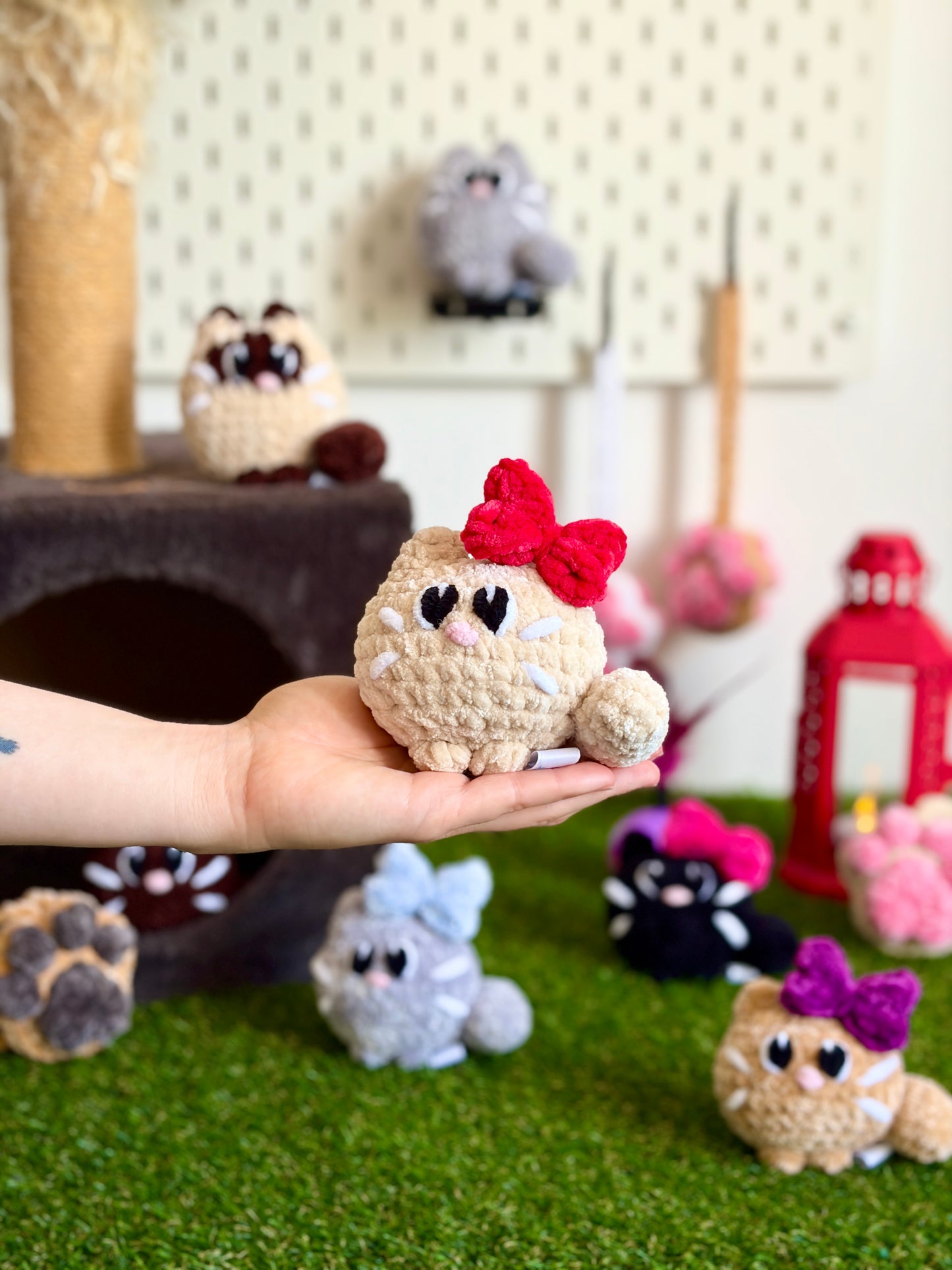 Boule de flouf Nuiba avec nœud, peluche tête de chat mignonne en crochet, douce et câline pour chat ou déco.