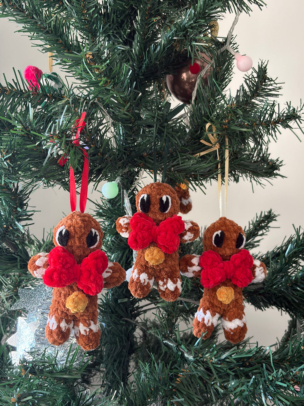 Modèle de bonhomme de pain d'épices en crochet pour décoration de sapin de Noël, créé avec le patron PDF de Nuiba.