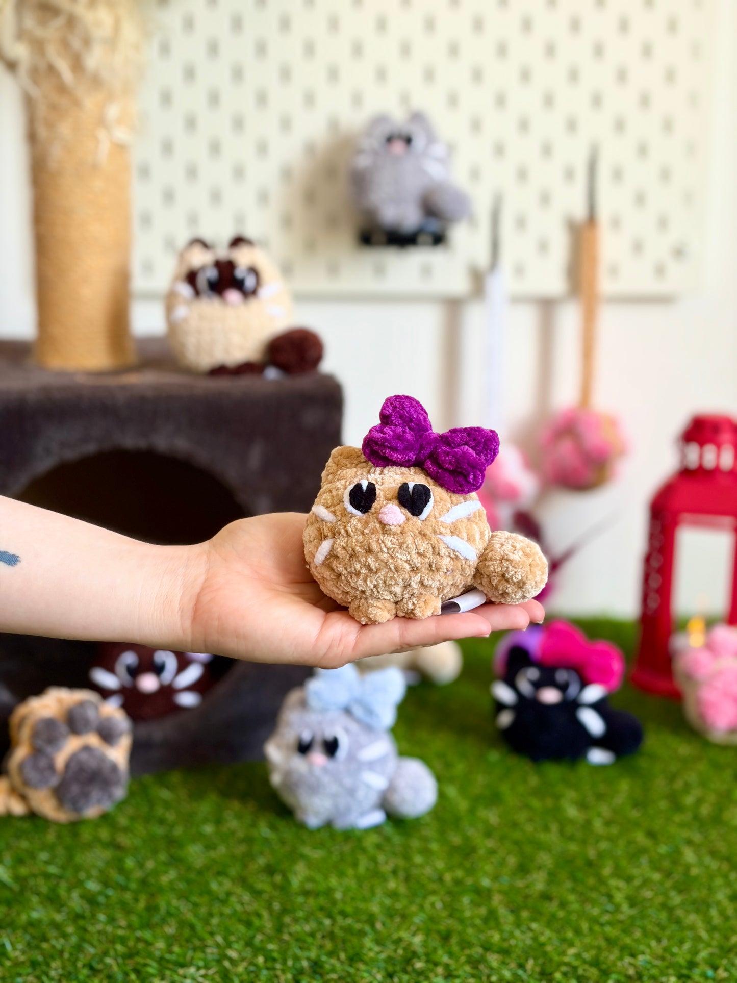Boule de flouf Nuiba avec nœud, peluche tête de chat mignonne en crochet, douce et adorable pour chat ou décoration.