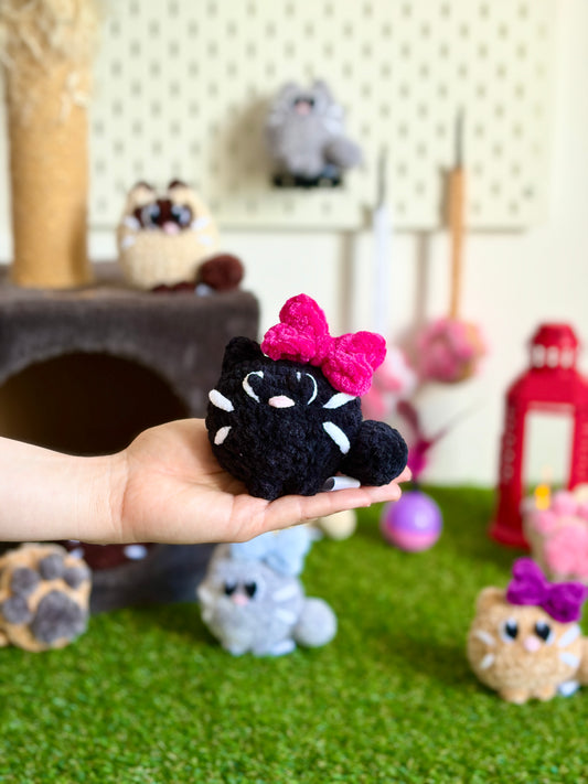 Peluche tête de chat en crochet Nuiba, boule de flouf avec nœud, douce et mignonne pour chat ou décoration.