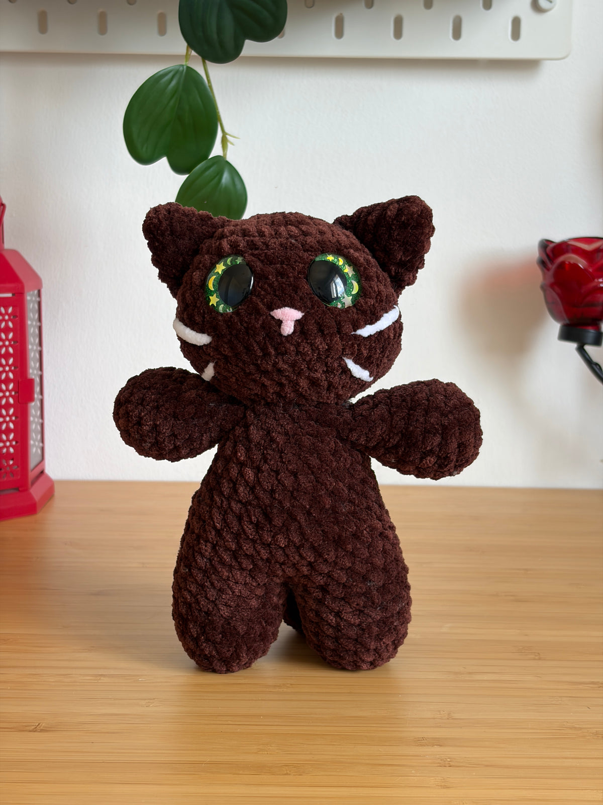 Modèle de crochet Patron Suzume Chatonne en kimono par Nuiba, illustration du chat crocheté en kimono, PDF à télécharger.