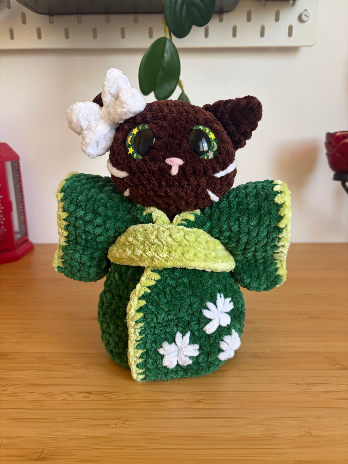 Patron crochet PDF Suzume Nuiba, chatonne en kimono, modèle 2 en 1, illustration de chatonne crochetée en kimono.