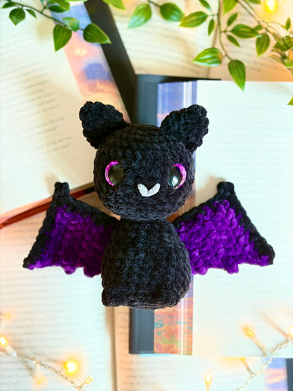 Patron crochet PDF Bat Boys version chibi Chauve-souris mignonne par Nuiba, modèle de chauve-souris adorable et facile à réaliser.