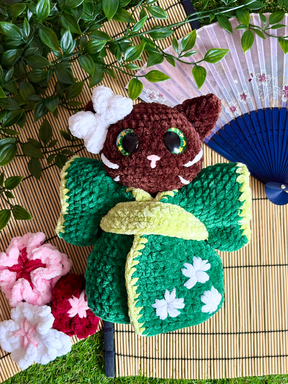 Patron de crochet PDF Suzume Nuiba, chatonne en kimono, modèle 2 en 1, illustré avec la chatonne assise en kimono rose.