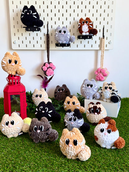 Pack chat Flouf et pendentif Patoune Nuiba avec chat en peluche et pendentif en forme de patte pour chat.