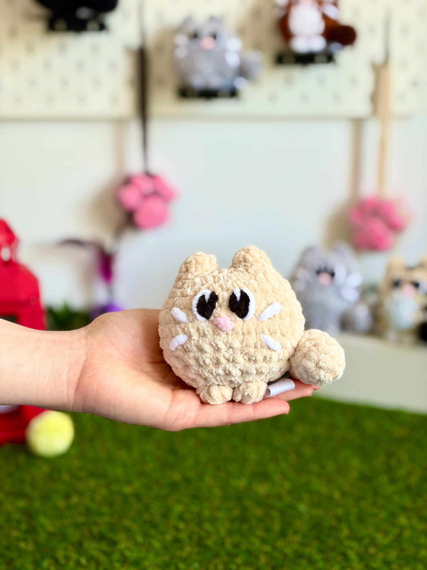 Chaton flouf Nuiba, petit modèle, en peluche douce beige avec yeux bleus, parfait pour câlins et décoration.