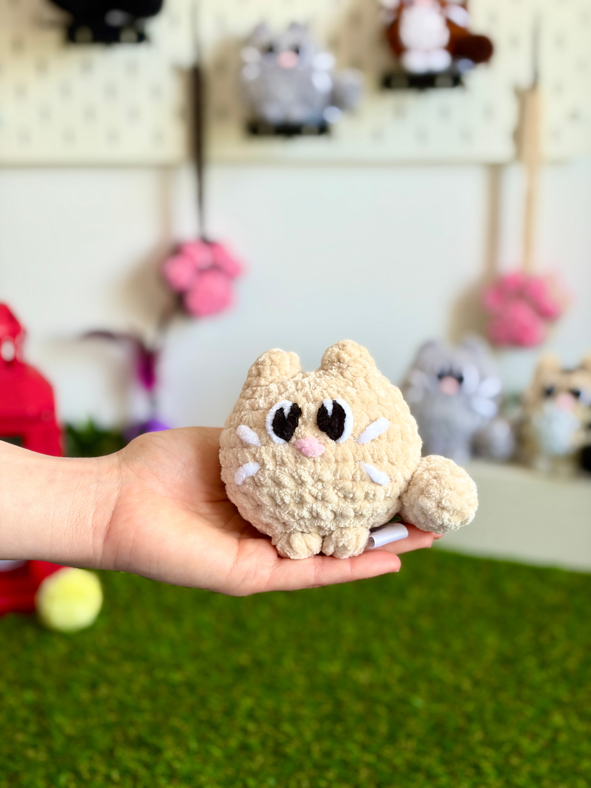 Chaton flouf Nuiba, petit modèle, en peluche douce beige avec yeux bleus, parfait pour câlins et décoration.