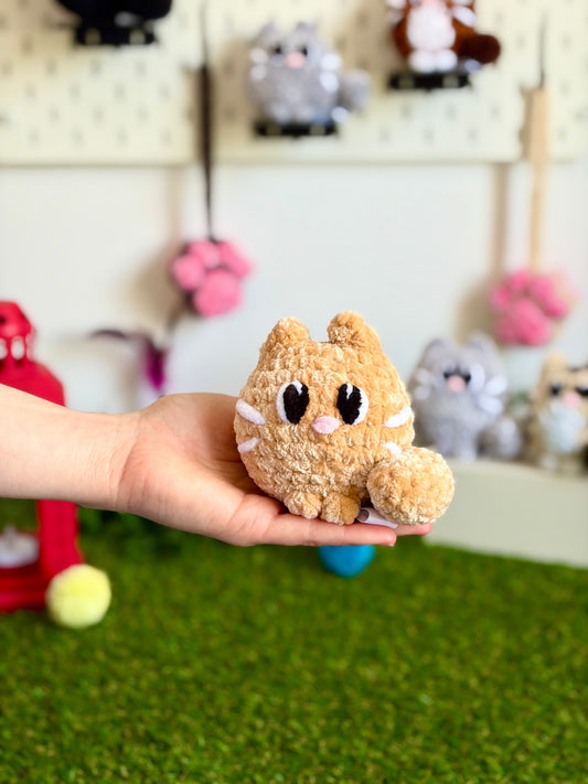 Chat Flouf grand modèle de Nuiba, peluche douce et colorée avec de grands yeux expressifs, parfait pour câliner.