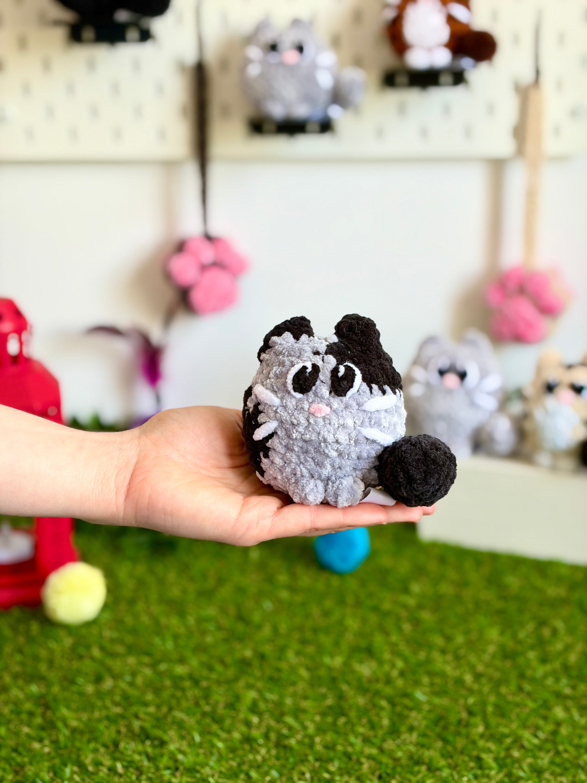 Chat Flouf grand modèle de la marque Nuiba, peluche douce et moelleuse avec visage souriant et oreilles pointues.