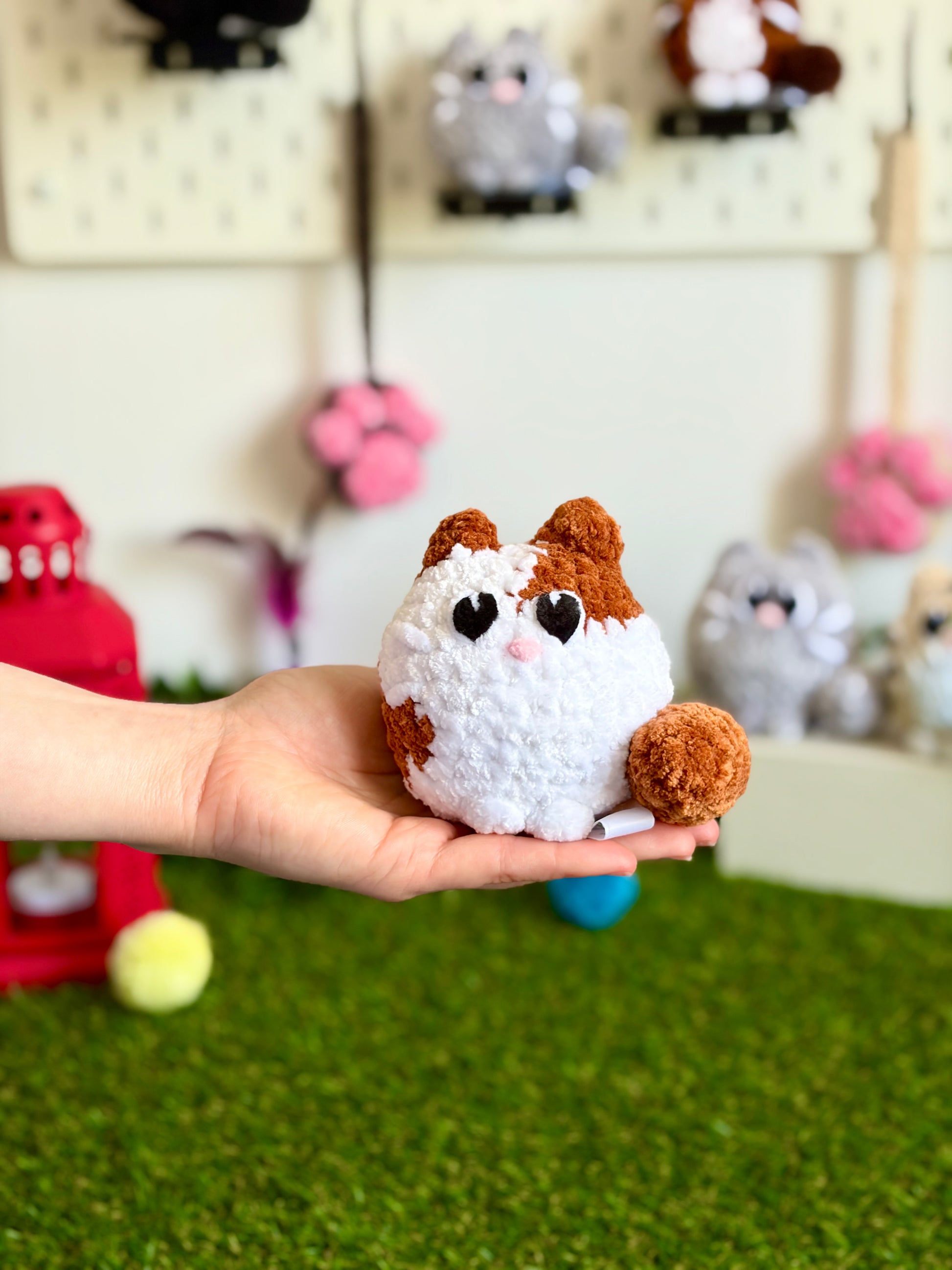 Chat Flouf grand modèle de Nuiba, peluche douce et moelleuse, avec des détails colorés et un look adorable, pour les amoureux des chats.