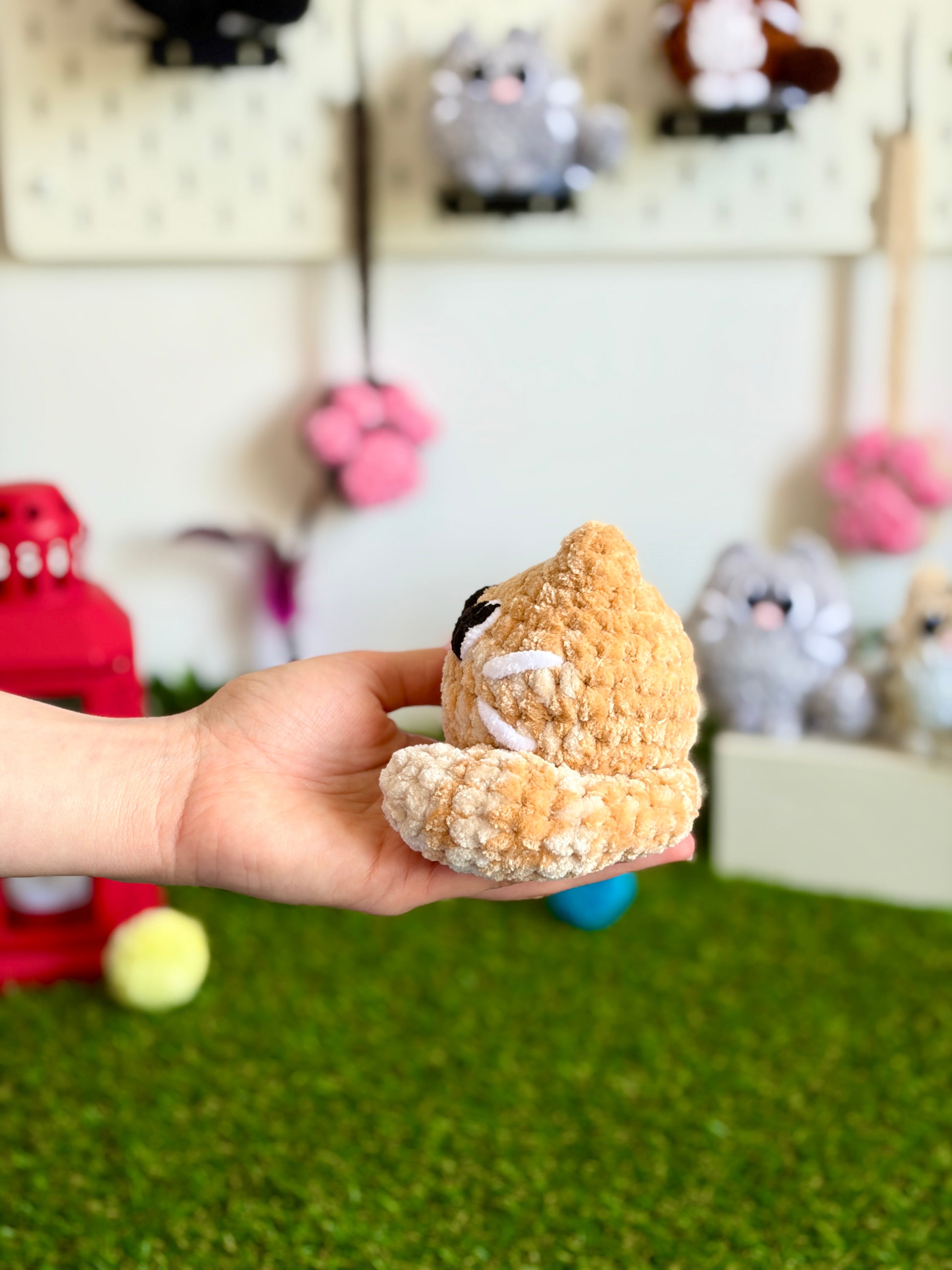 Chat Flouf grand modèle de Nuiba, peluche douce et colorée, avec de grandes oreilles et un visage souriant.