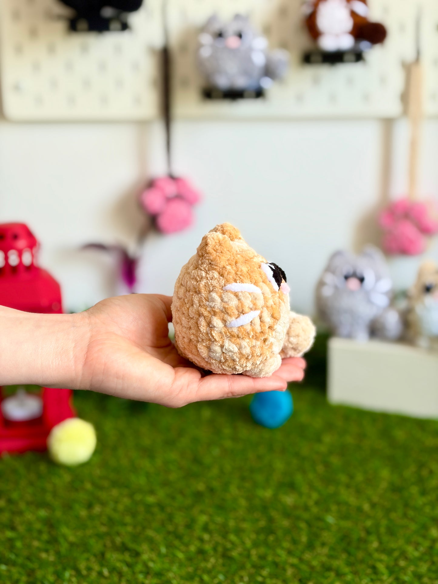 Chat Flouf grand modèle de Nuiba, peluche douce et colorée, assis avec un sourire amical, idéal pour les enfants.