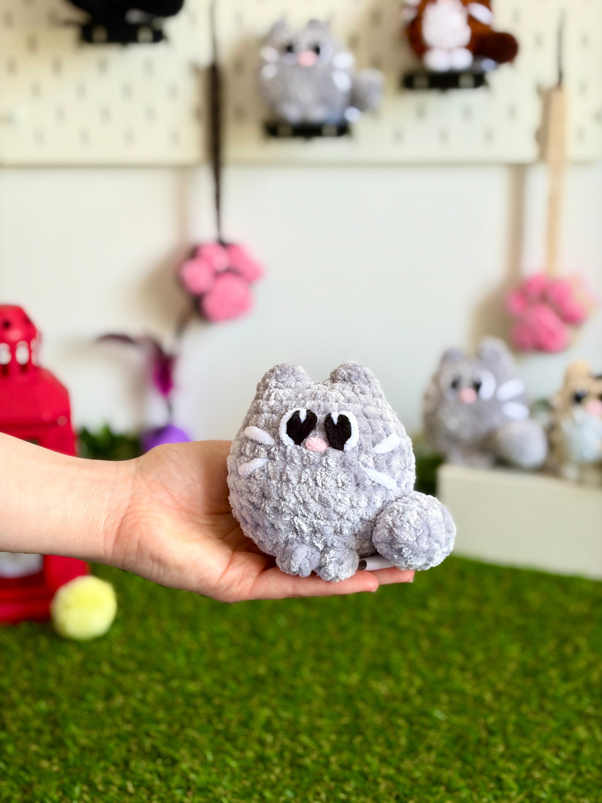 Chat Flouf grand modèle de Nuiba, peluche douce et câline, avec de grands yeux expressifs, idéal pour les câlins et la décoration.