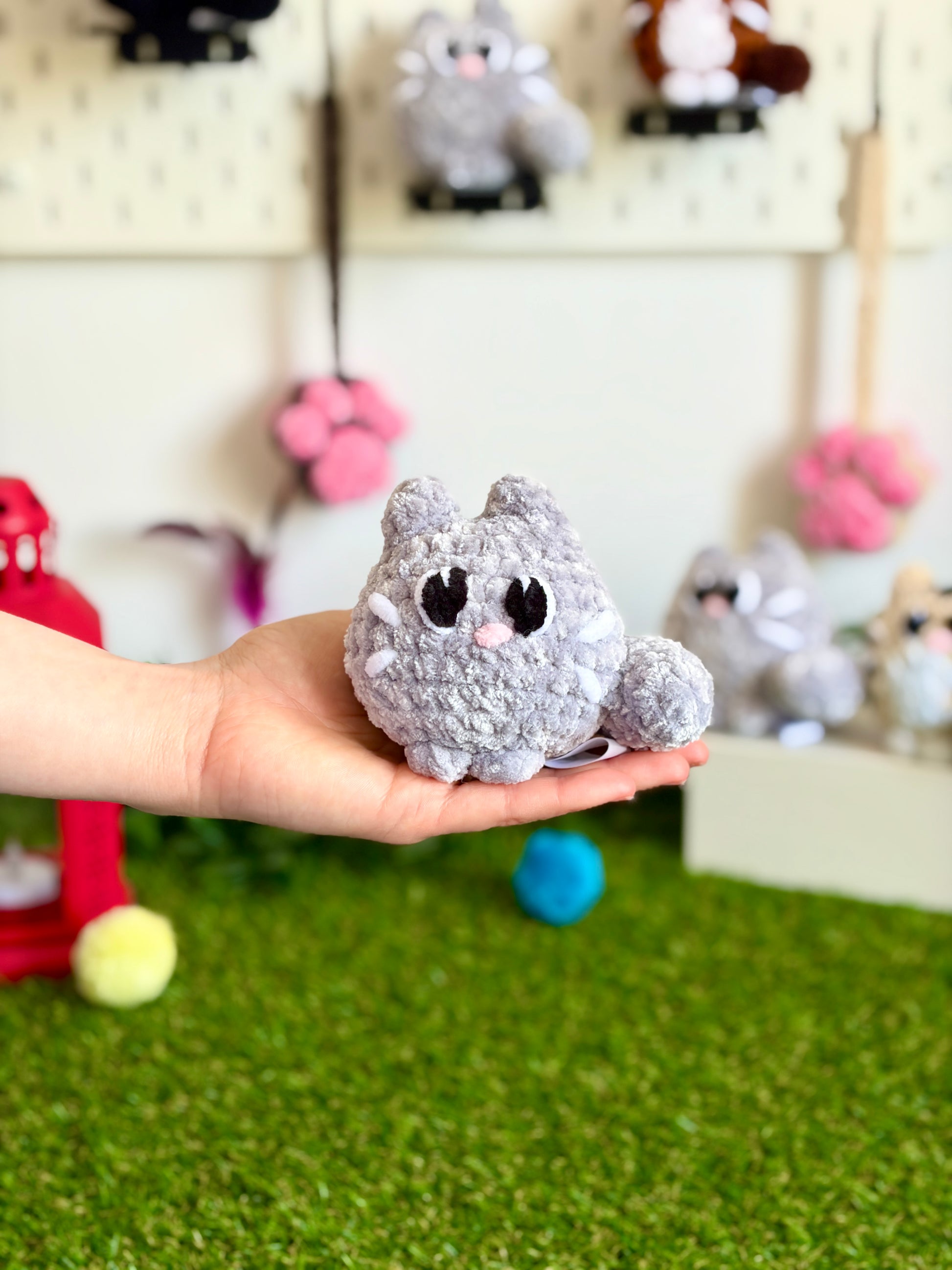 Chaton flouf Nuiba, petit modèle avec pelage doux et blanc, posé sur une surface neutre, visible en détail.