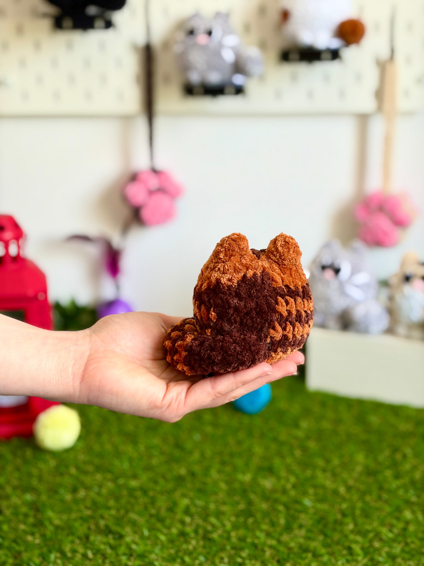 Chat flouf grand modèle de la marque Nuiba, doux et pelucheux, assis avec une expression amicale et moelleuse.