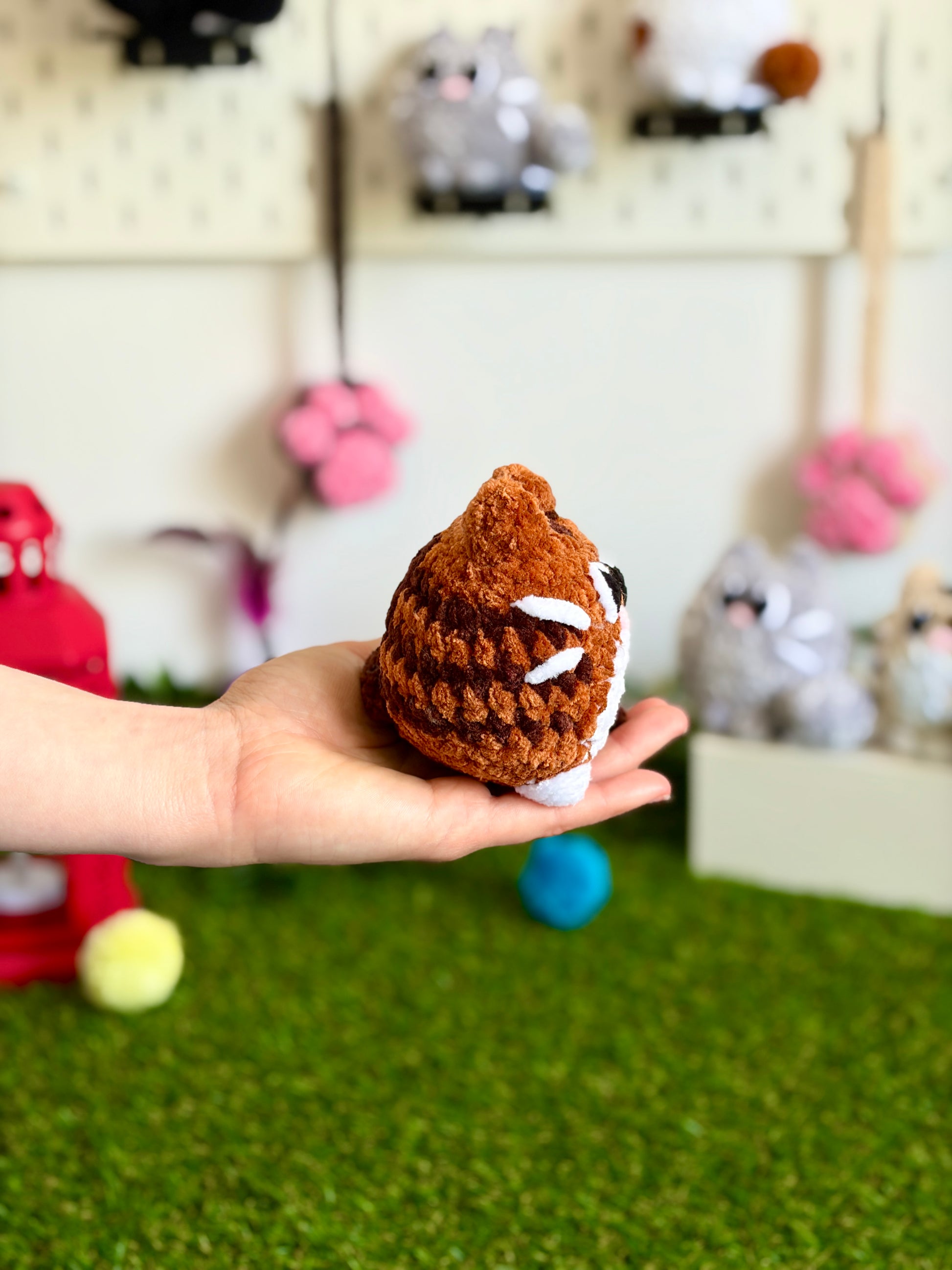 Chat Flouf grand modèle de la marque Nuiba, peluche douce et colorée, avec de grands yeux et une posture assise.