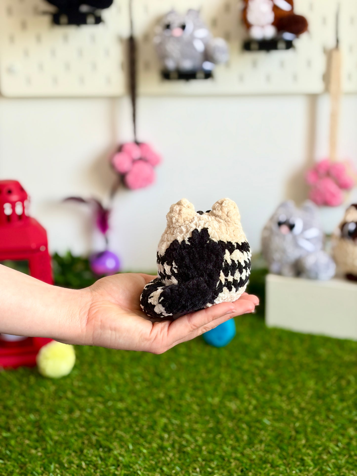 Chat Flouf grand modèle de la marque Nuiba, peluche douce et mignonne pour enfants, visible dans l'image.