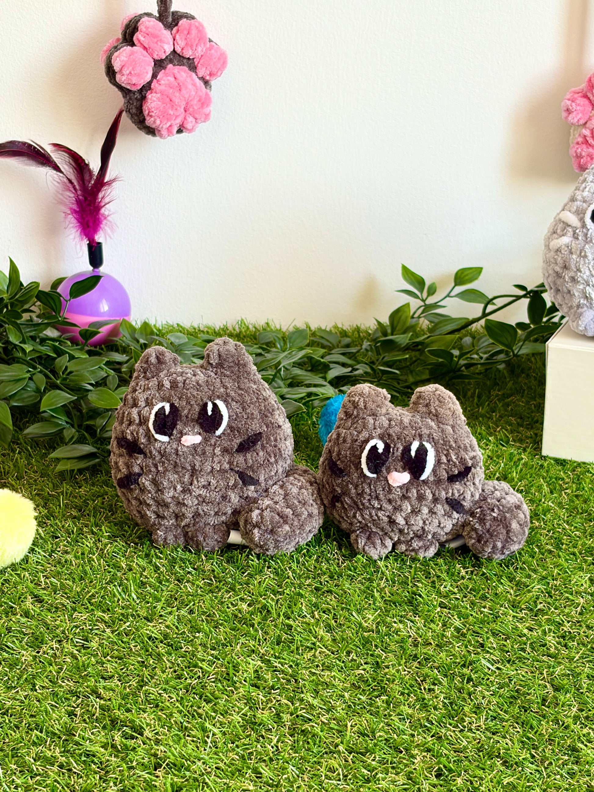 Chaton flouf Petit modèle de la marque Nuiba, peluche douce et moelleuse pour enfants, vue de face dans une image claire.