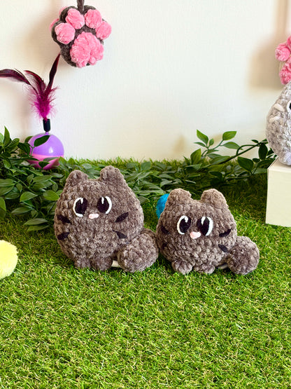 Chaton flouf Petit modèle de la marque Nuiba, peluche douce et moelleuse pour enfants, vue de face dans une image claire.