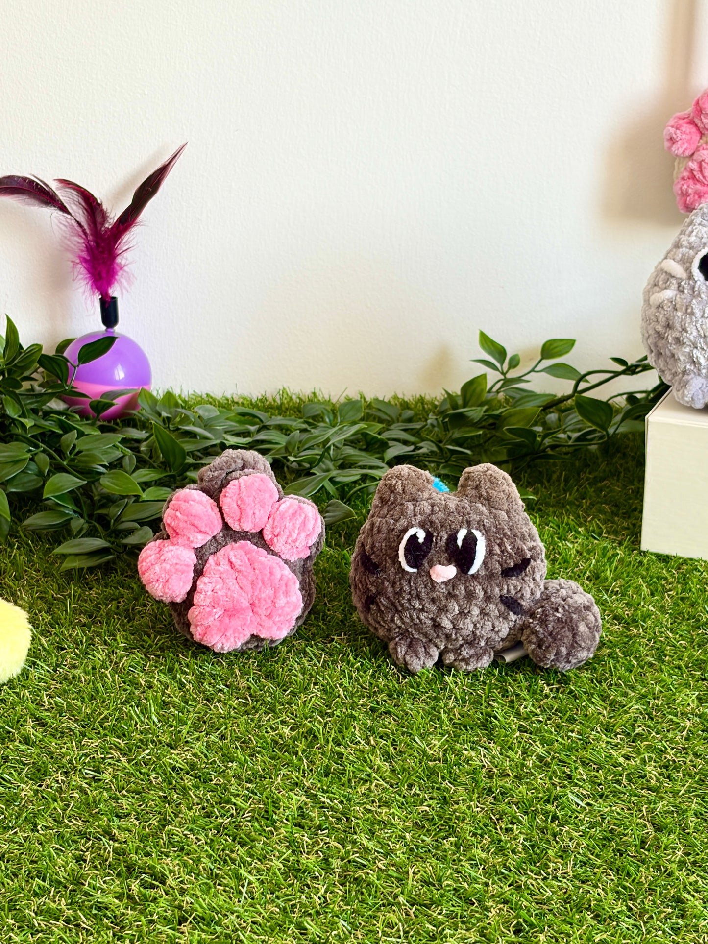 Pack chaton flouf et pendentif patoune Nuiba, petit modèle, en peluche douce avec pendentif en forme de patte pour chat.