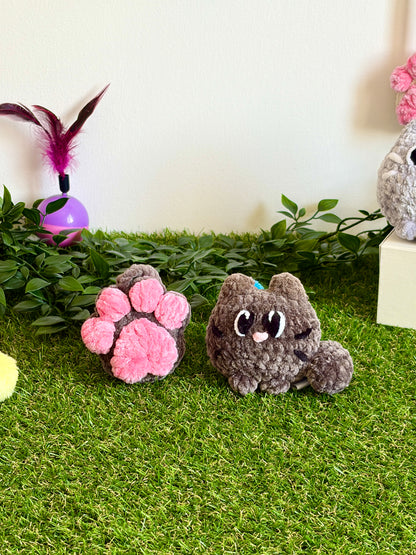 Pack chaton flouf et pendentif patoune Nuiba, petit modèle, en peluche douce avec pendentif en forme de patte pour chat.