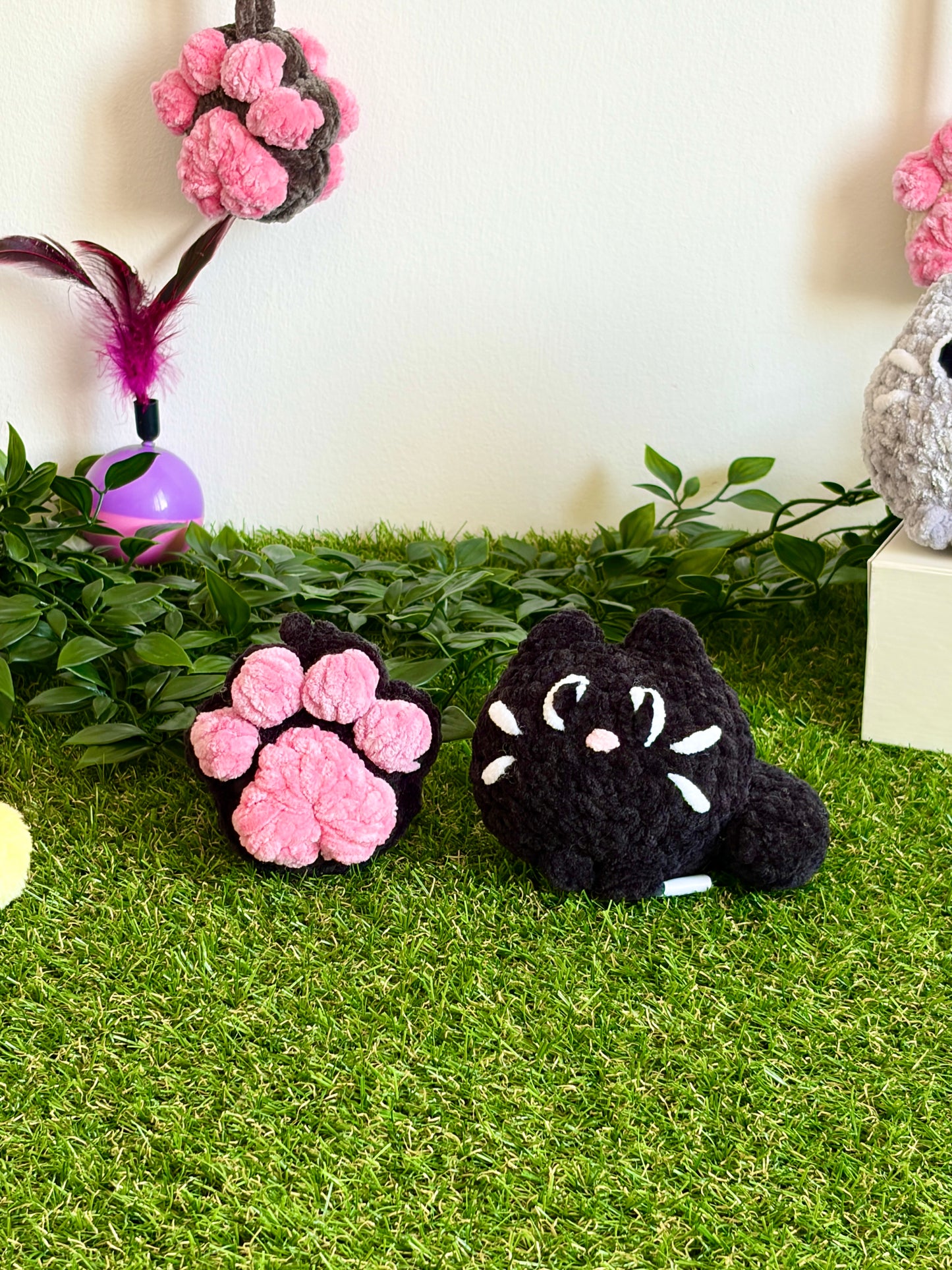 Pack chaton flouf et pendentif patoune Nuiba, petit modèle avec chaton en peluche et pendentif en forme de patoune pour chat.