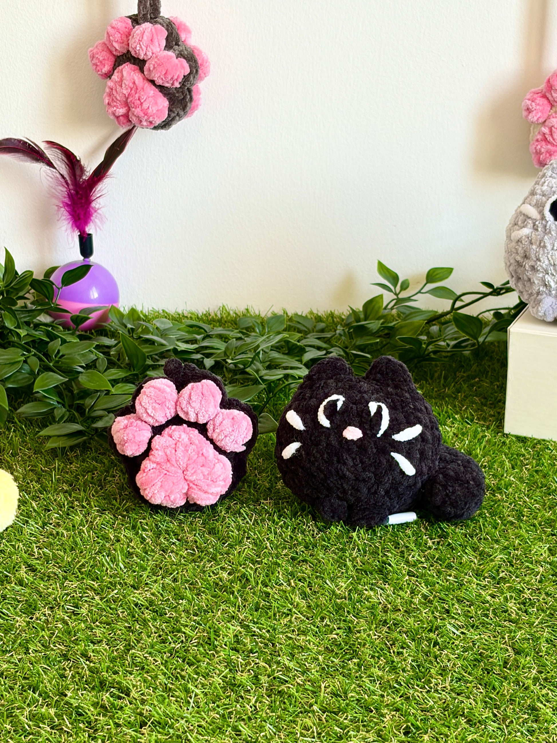 Pack chaton flouf et pendentif patoune Nuiba, petit modèle avec chaton en peluche et pendentif en forme de patoune pour chat.