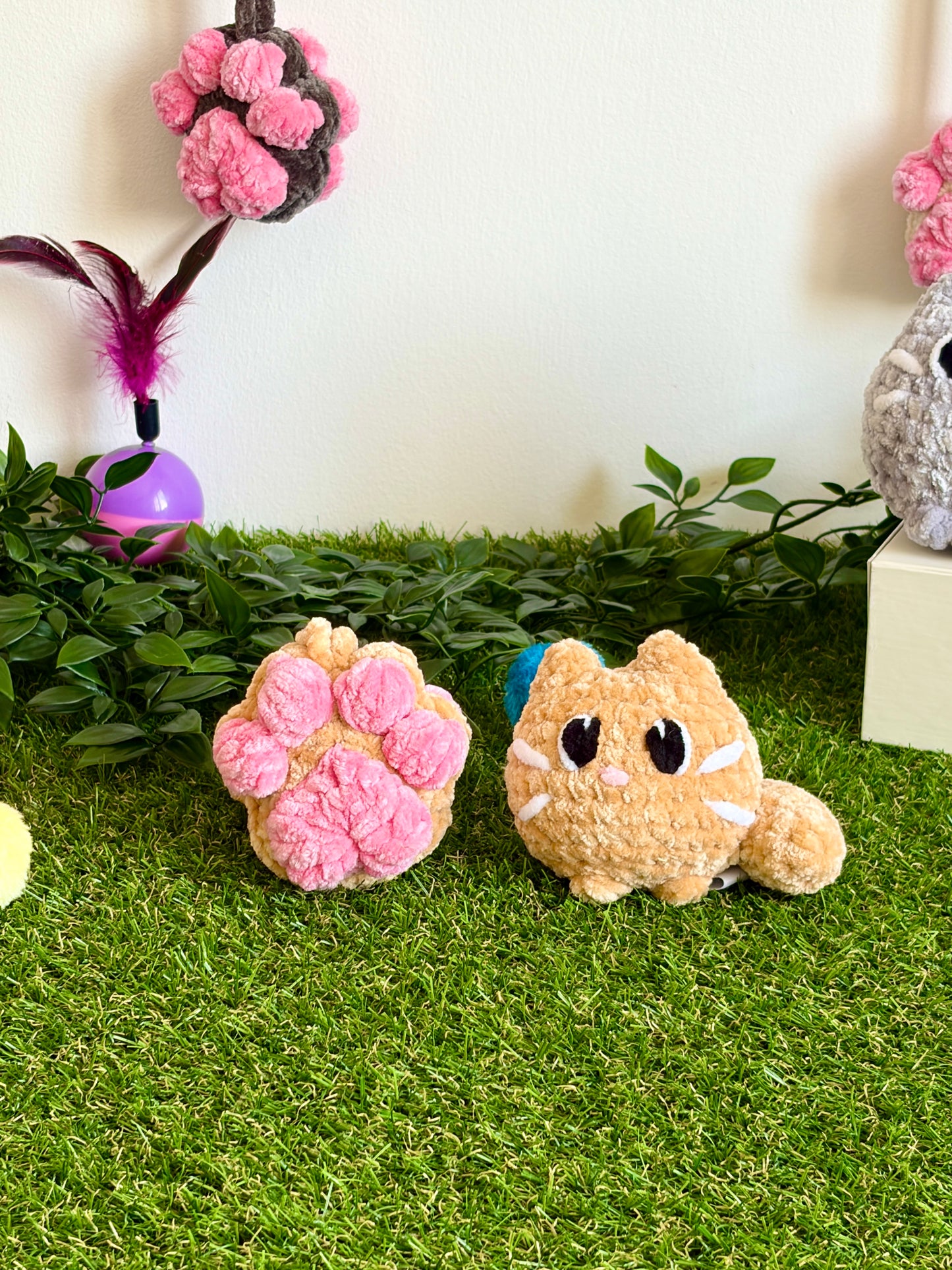 Pack chaton flouf et pendentif patoune Nuiba, petit modèle, comprenant un chaton en peluche doux et un pendentif en forme de patoune.