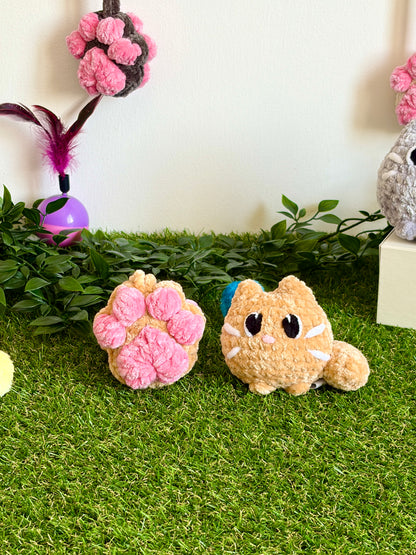 Pack chaton flouf et pendentif patoune Nuiba, petit modèle, comprenant un chaton en peluche doux et un pendentif en forme de patoune.