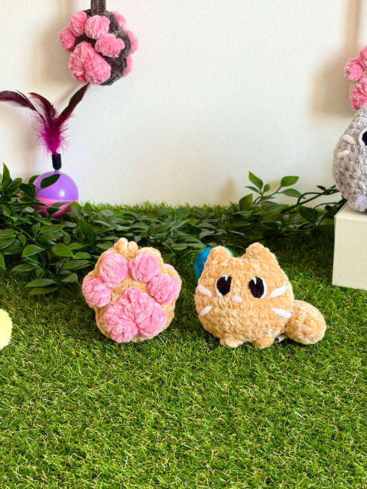 Pack chaton flouf et pendentif patoune Nuiba, petit modèle, comprenant un chaton en peluche doux et un pendentif en forme de patoune.