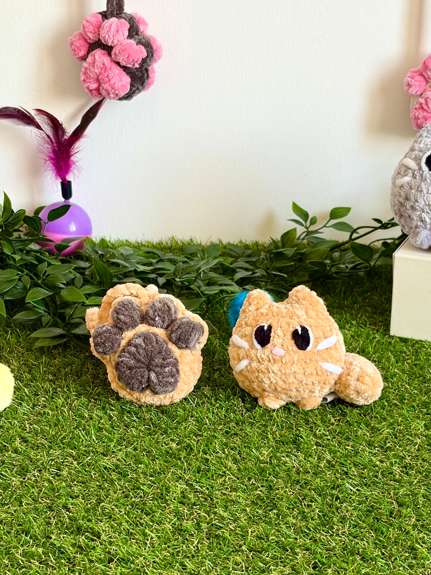 Pack chaton flouf et pendentif patoune Nuiba, petit modèle, avec un chaton en peluche et un pendentif en forme de patoune.