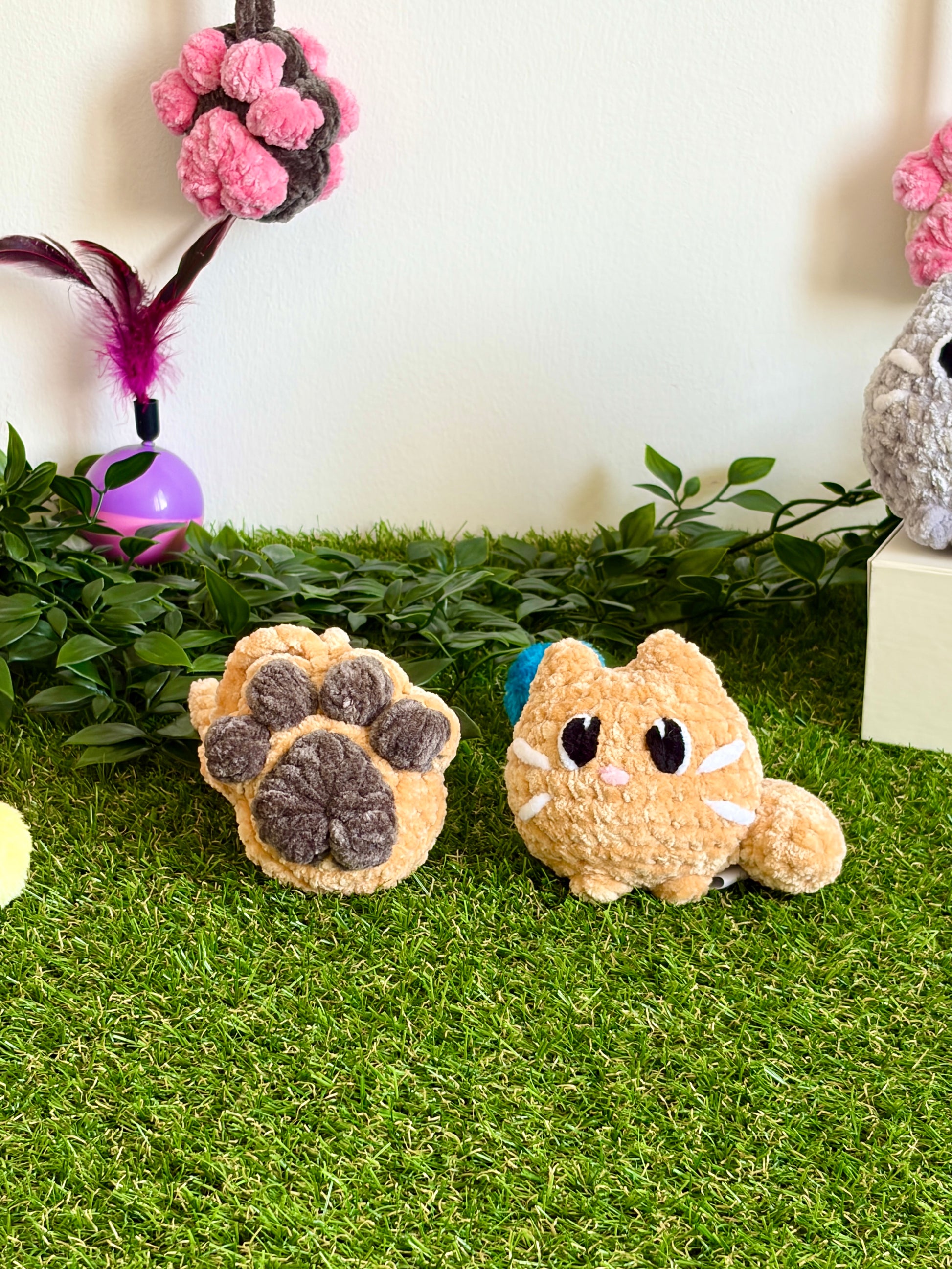 Pack chaton flouf et pendentif patoune Nuiba, petit modèle, avec un chaton en peluche et un pendentif en forme de patoune.