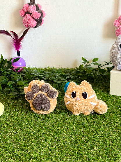 Pack chaton flouf et pendentif patoune Nuiba, petit modèle, avec un chaton en peluche et un pendentif en forme de patoune.