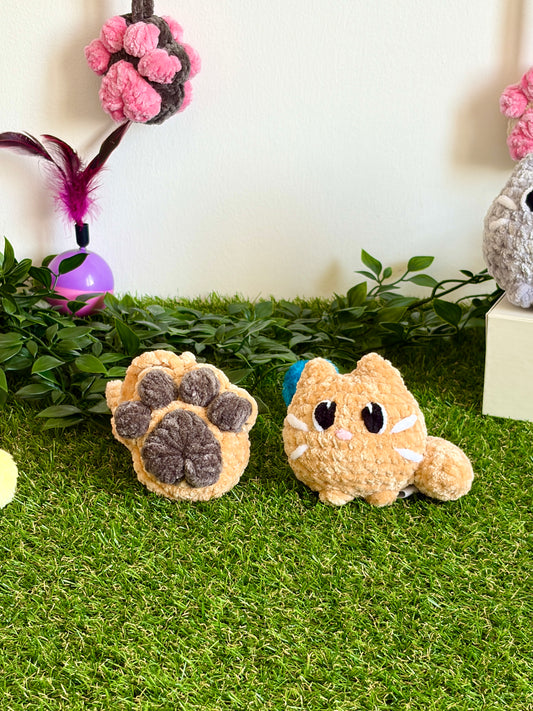 Pack chaton flouf et pendentif patoune Nuiba, petit modèle, avec un chaton en peluche et un pendentif en forme de patoune.