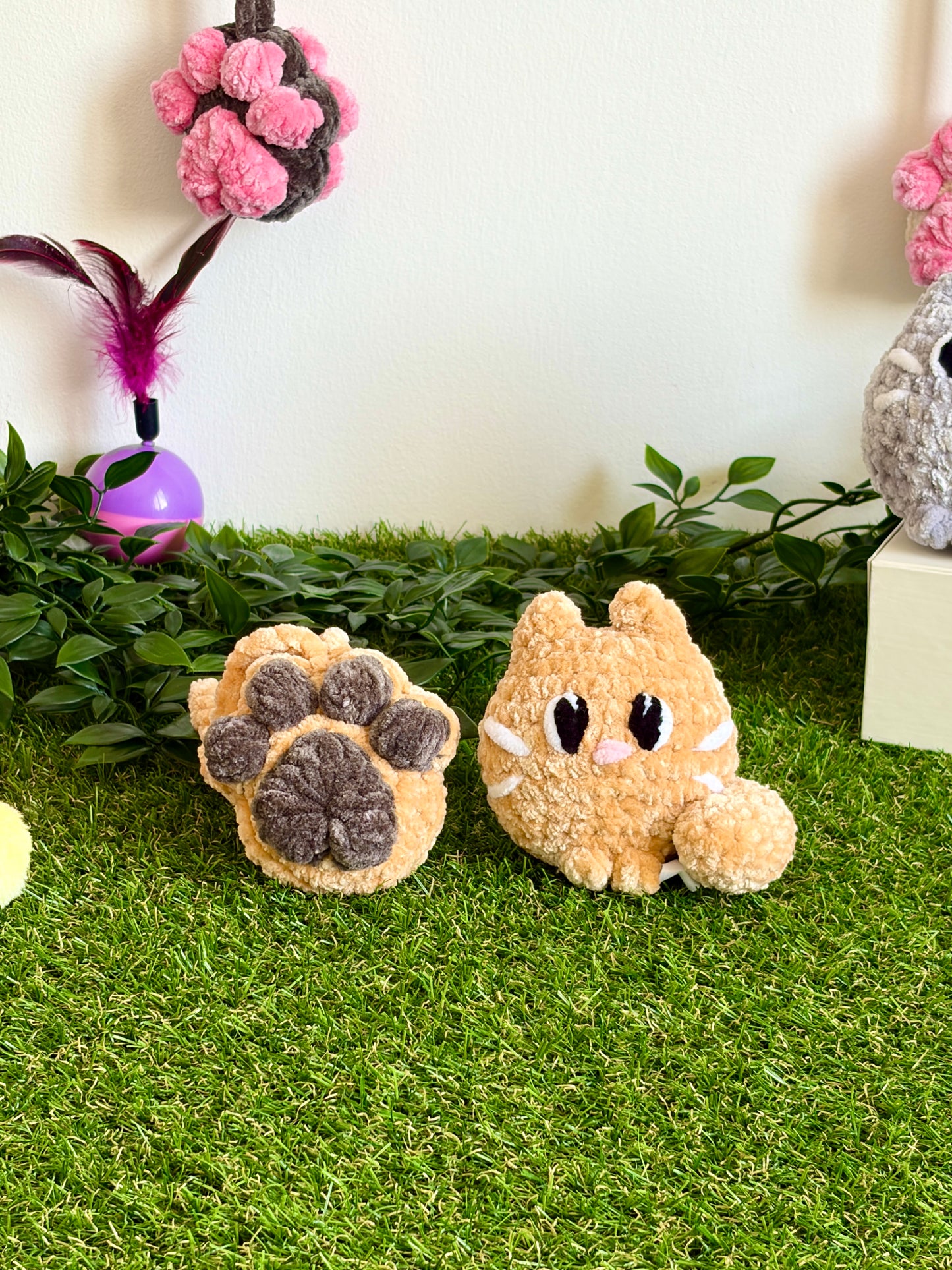 Pack chat Flouf avec pendentif patoune Nuiba, jouet en peluche doux et collier en forme de patte pour chat.