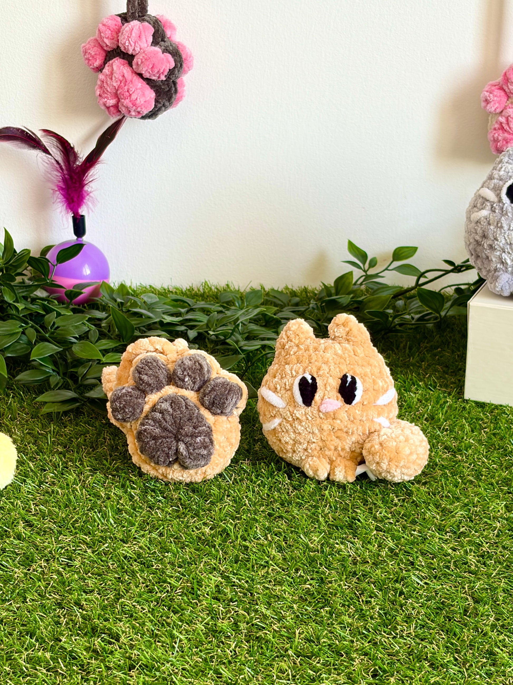 Pack chat Flouf avec pendentif patoune Nuiba, jouet en peluche doux et collier en forme de patte pour chat.