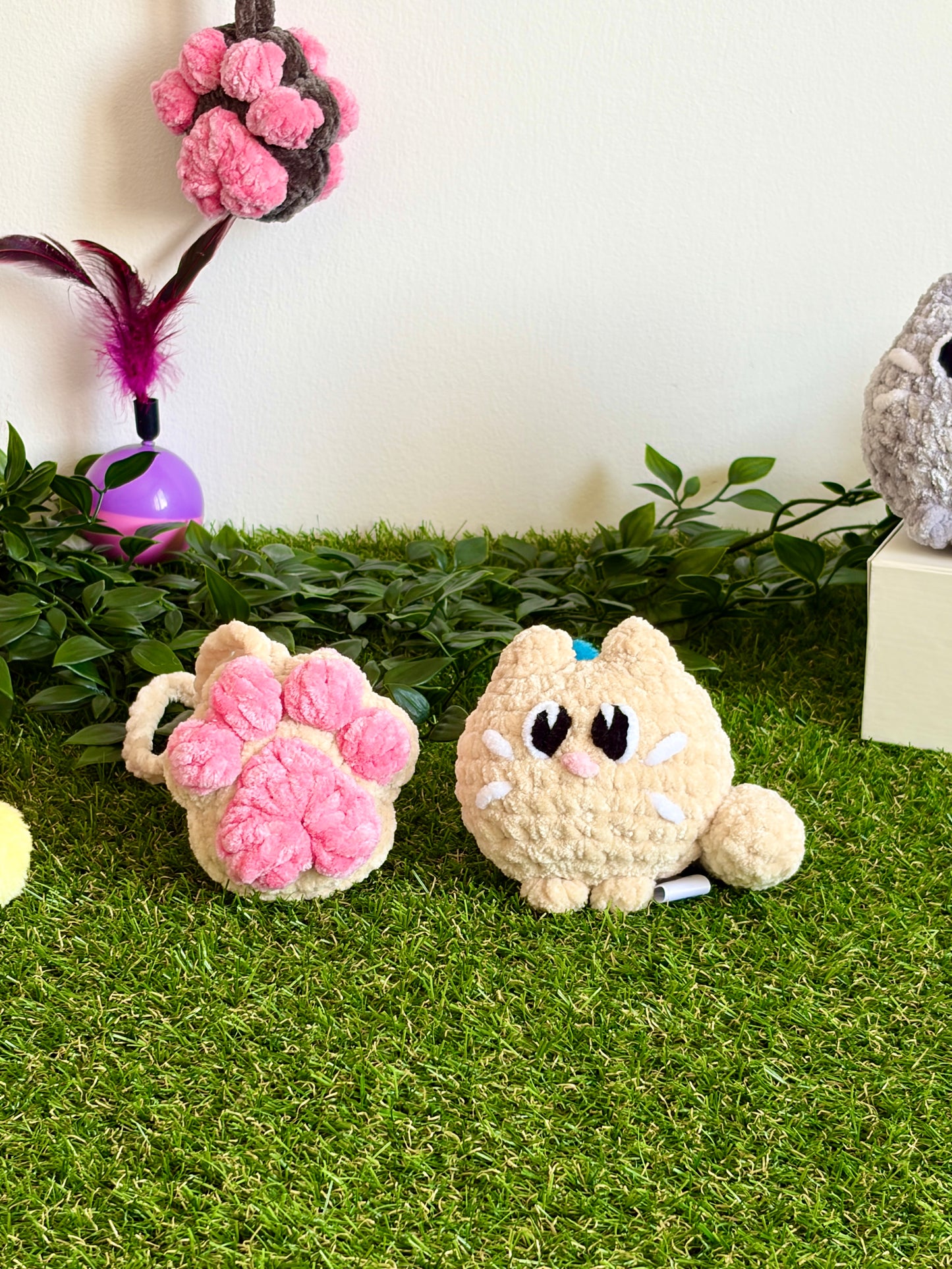 Pack chaton flouf et pendentif patoune Nuiba, petit modèle, avec chaton doux et pendentif en forme de patoune pour animaux.