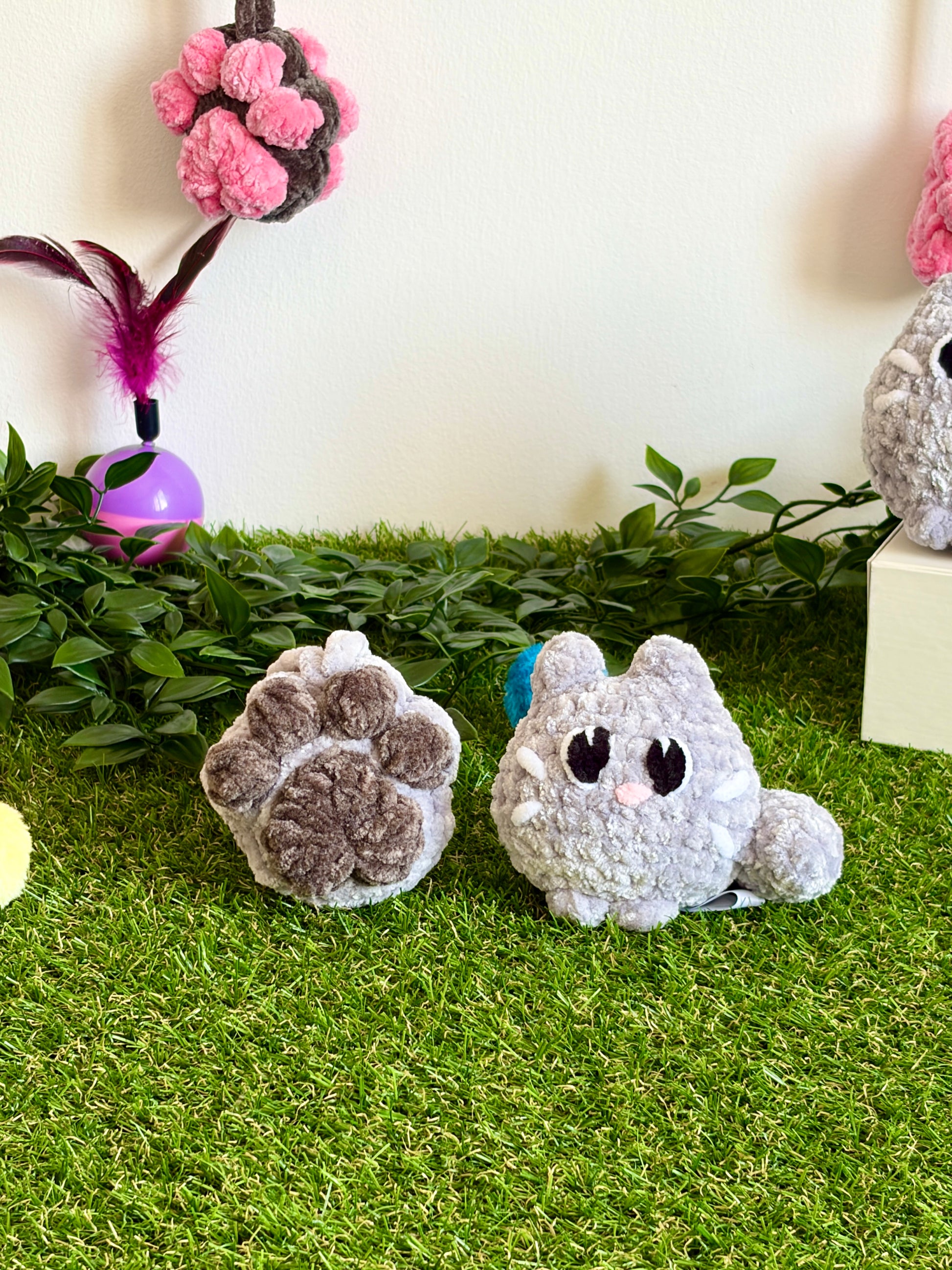Pack chaton Flouf et pendentif patoune Nuiba, petit modèle, comprenant un chaton en peluche et un pendentif en forme de patoune pour chat.