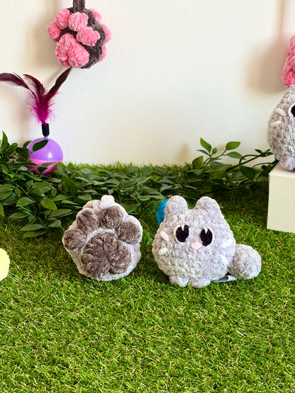 Pack chaton Flouf et pendentif patoune Nuiba, petit modèle, comprenant un chaton en peluche et un pendentif en forme de patoune pour chat.