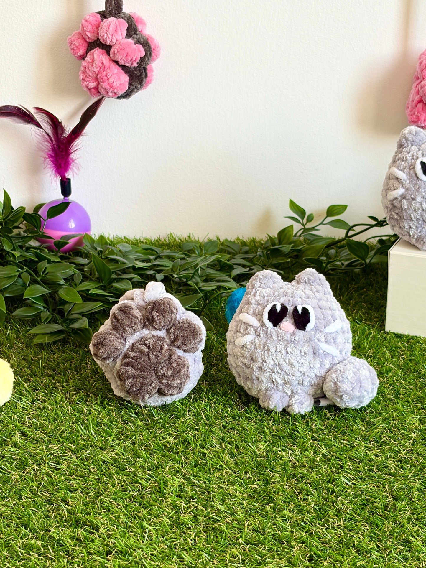 Pack chat flouf et pendentif patoune Nuiba avec chat en peluche et pendentif en forme de patte pour animaux.